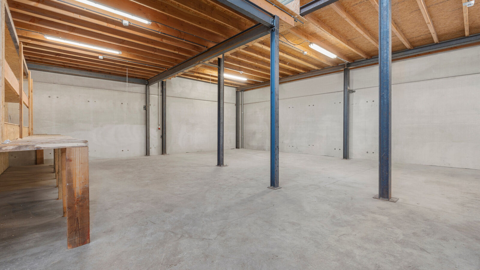 Industrieel gebouw te huur in Oostende